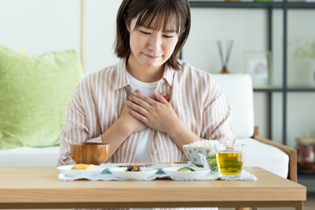 機能性ディスペプシアで食べるのが怖い女性